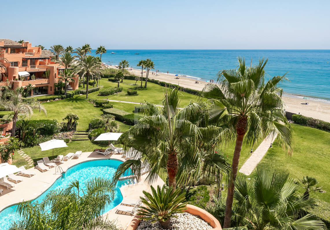 Duplex-Penthouse in erster Meereslinie in La Morera, Marbella Ost