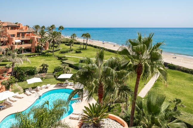 Duplex-Penthouse in erster Meereslinie in La Morera, Marbella Ost