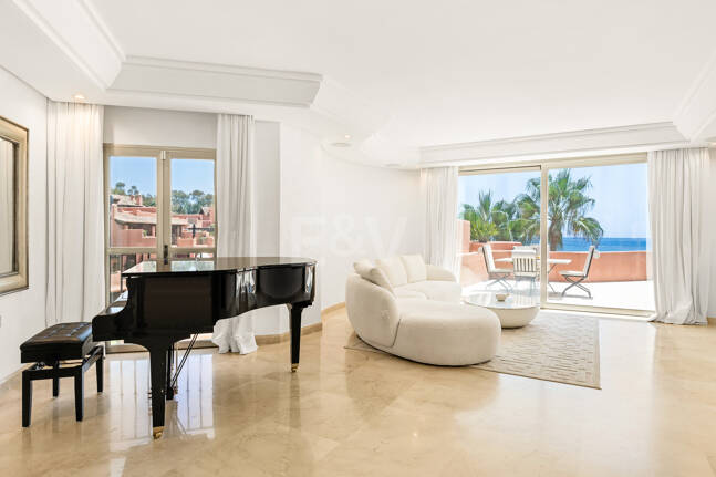 Duplex-Penthouse in erster Meereslinie in La Morera, Marbella Ost