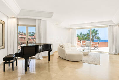 Duplex-Penthouse in erster Meereslinie in La Morera, Marbella Ost