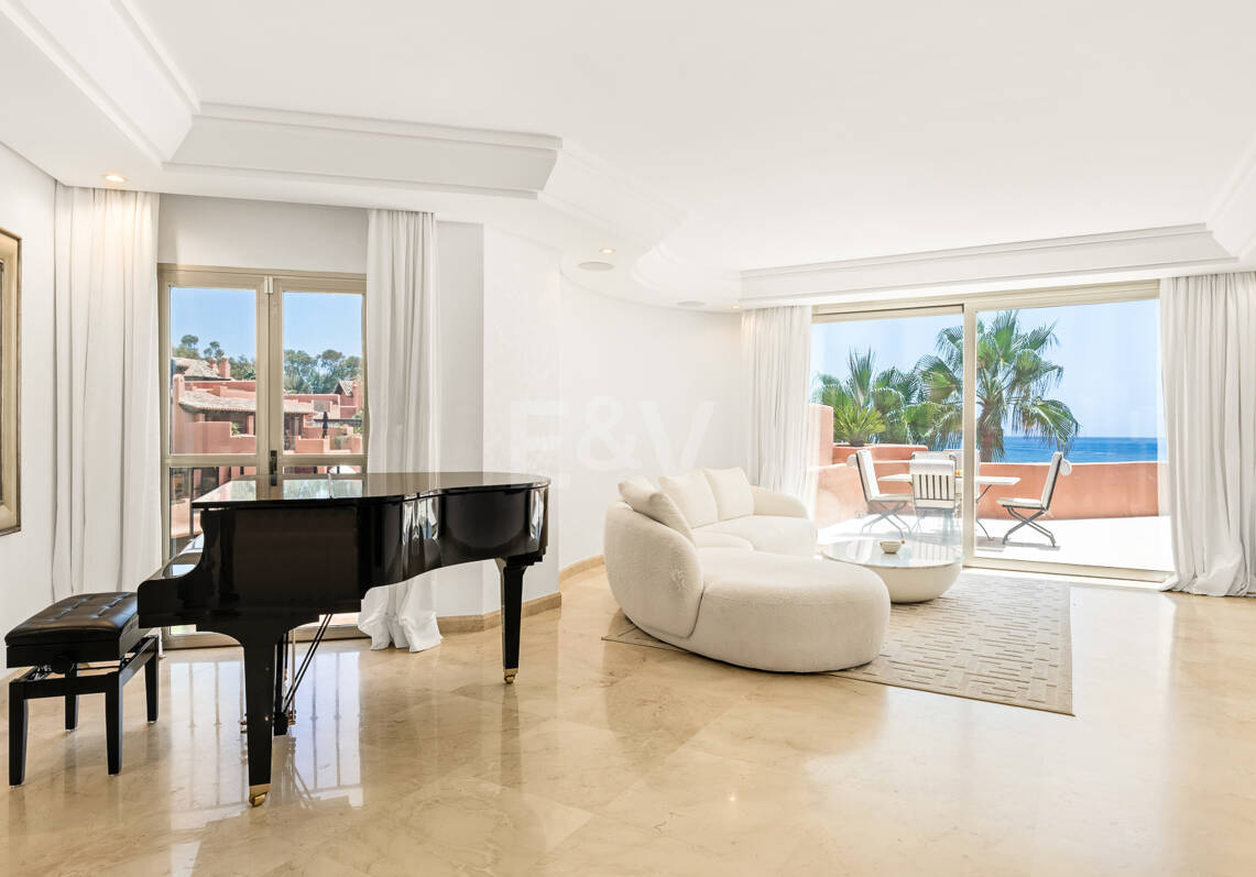 Duplex-Penthouse in erster Meereslinie in La Morera, Marbella Ost