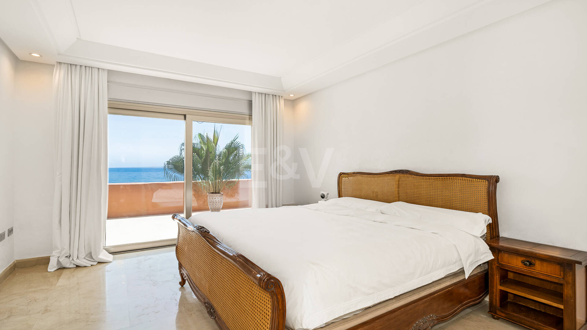 Duplex-Penthouse in erster Meereslinie in La Morera, Marbella Ost