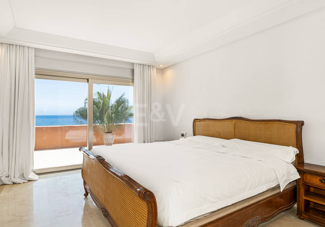 Duplex-Penthouse in erster Meereslinie in La Morera, Marbella Ost