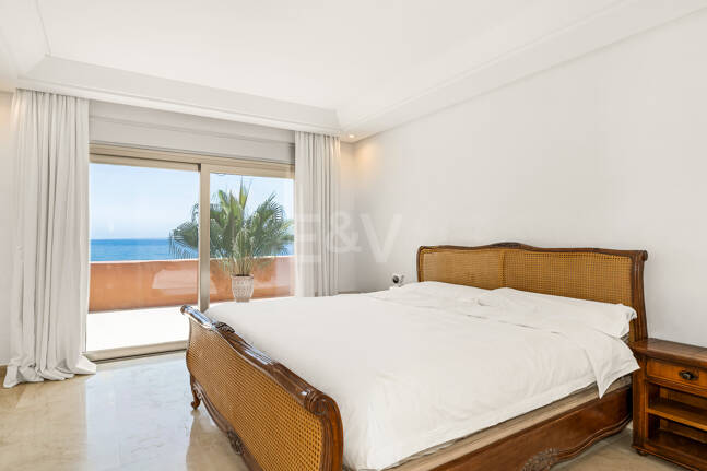 Duplex-Penthouse in erster Meereslinie in La Morera, Marbella Ost