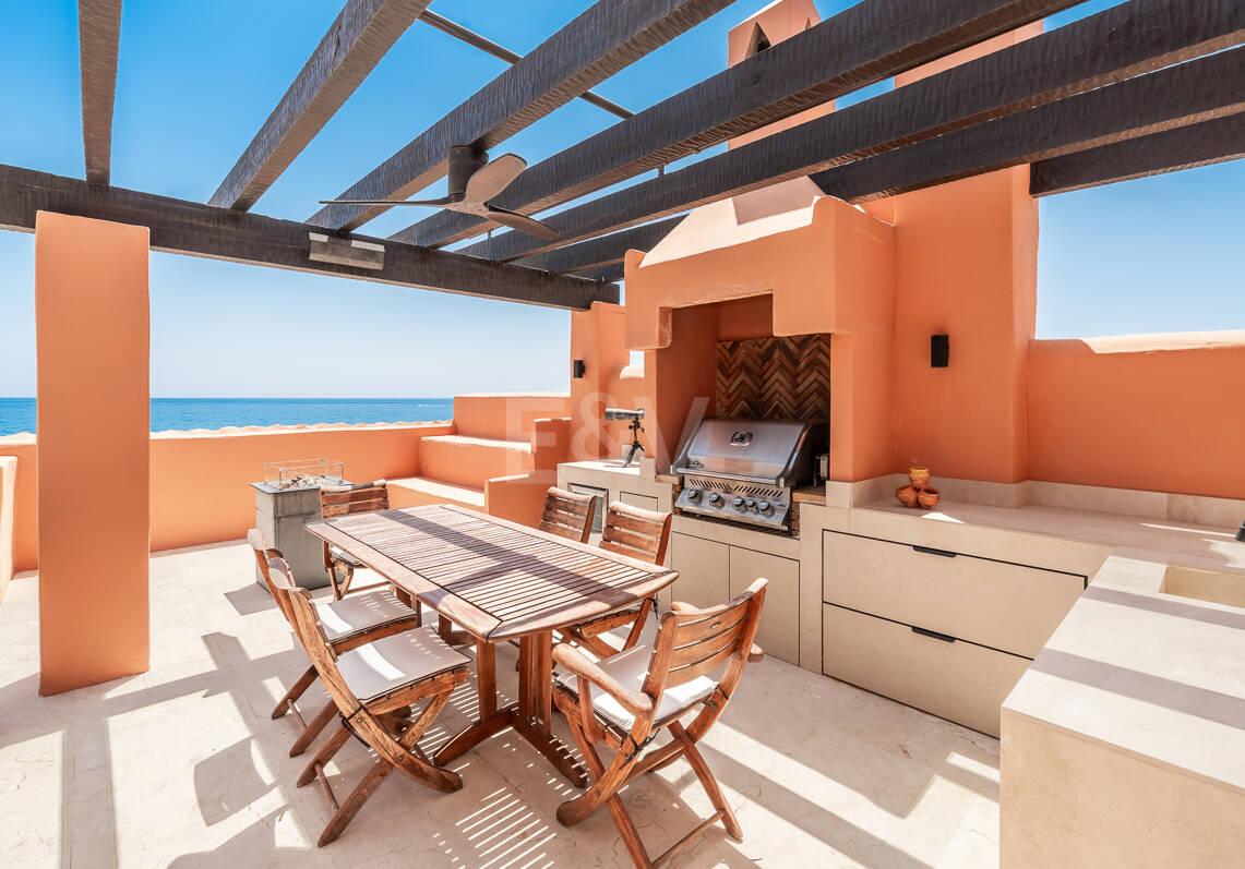 Duplex-Penthouse in erster Meereslinie in La Morera, Marbella Ost