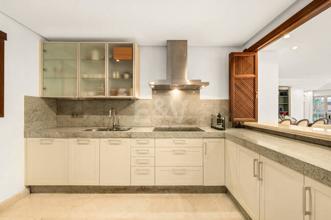 Duplex-Penthouse in erster Meereslinie in La Morera, Marbella Ost