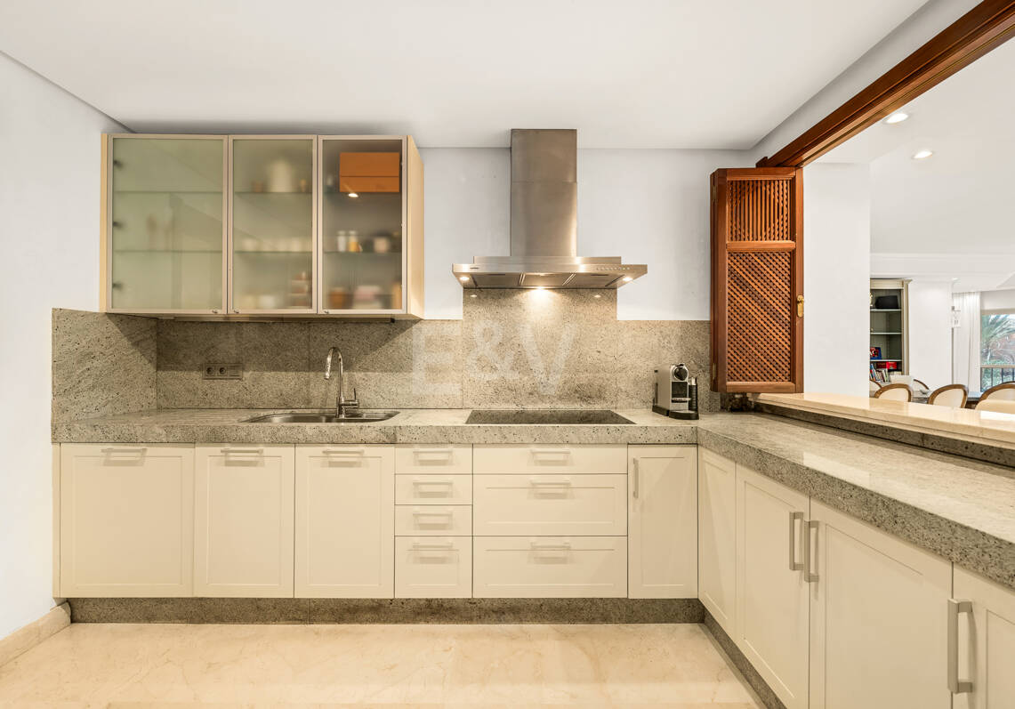 Duplex-Penthouse in erster Meereslinie in La Morera, Marbella Ost