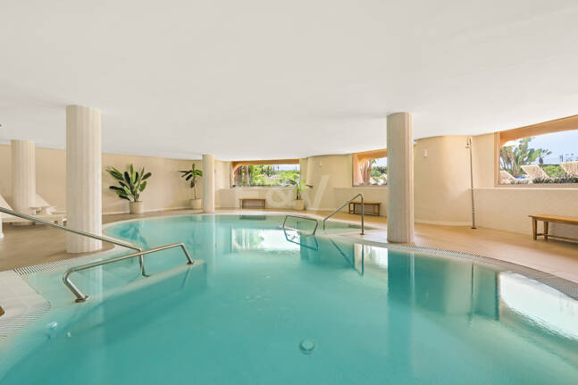 Duplex-Penthouse in erster Meereslinie in La Morera, Marbella Ost