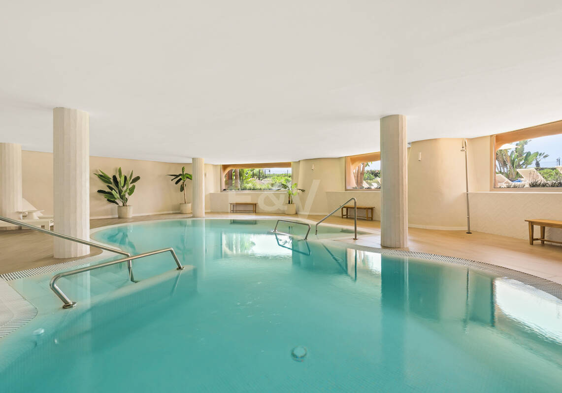 Duplex-Penthouse in erster Meereslinie in La Morera, Marbella Ost
