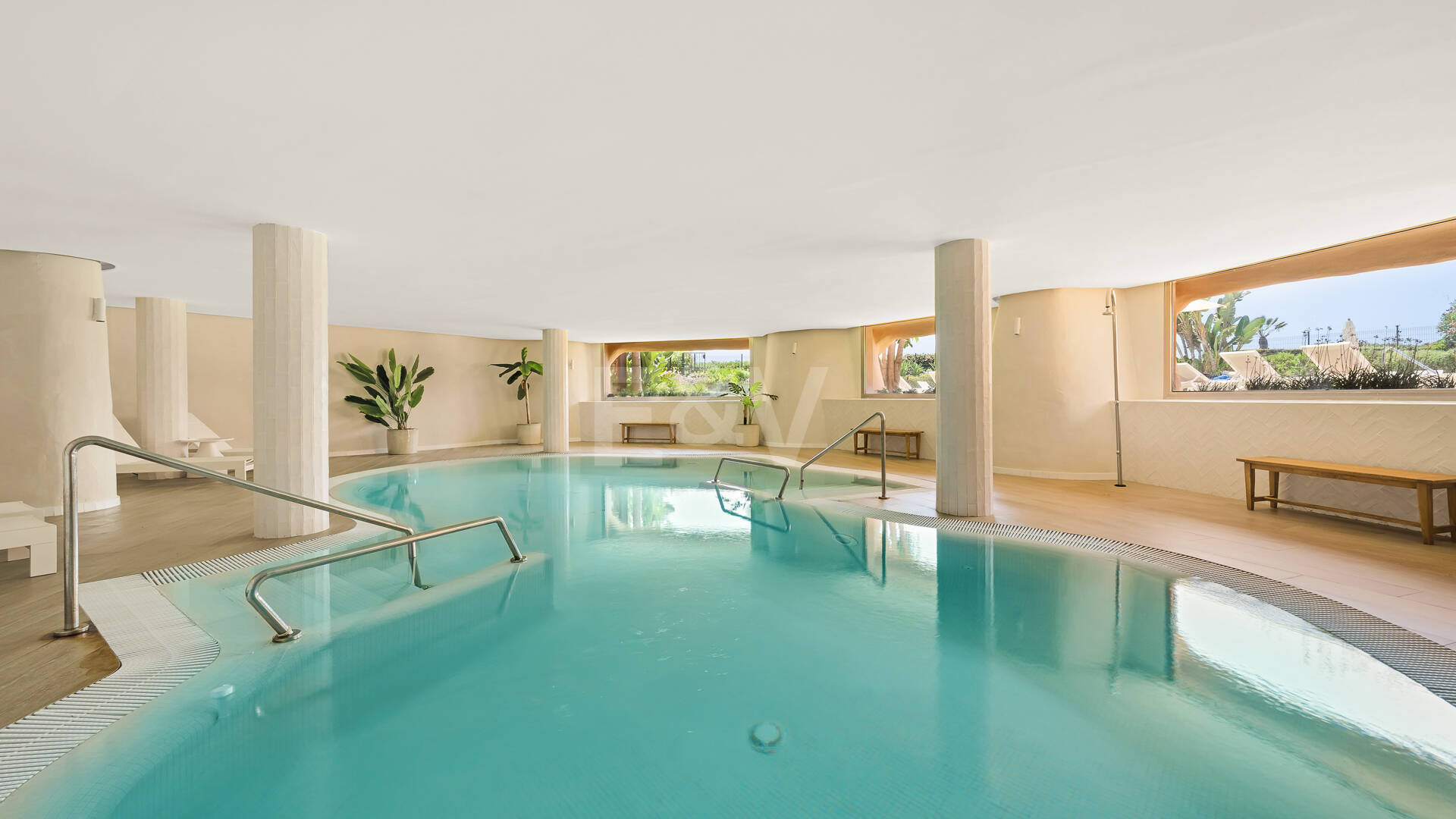 Duplex-Penthouse in erster Meereslinie in La Morera, Marbella Ost
