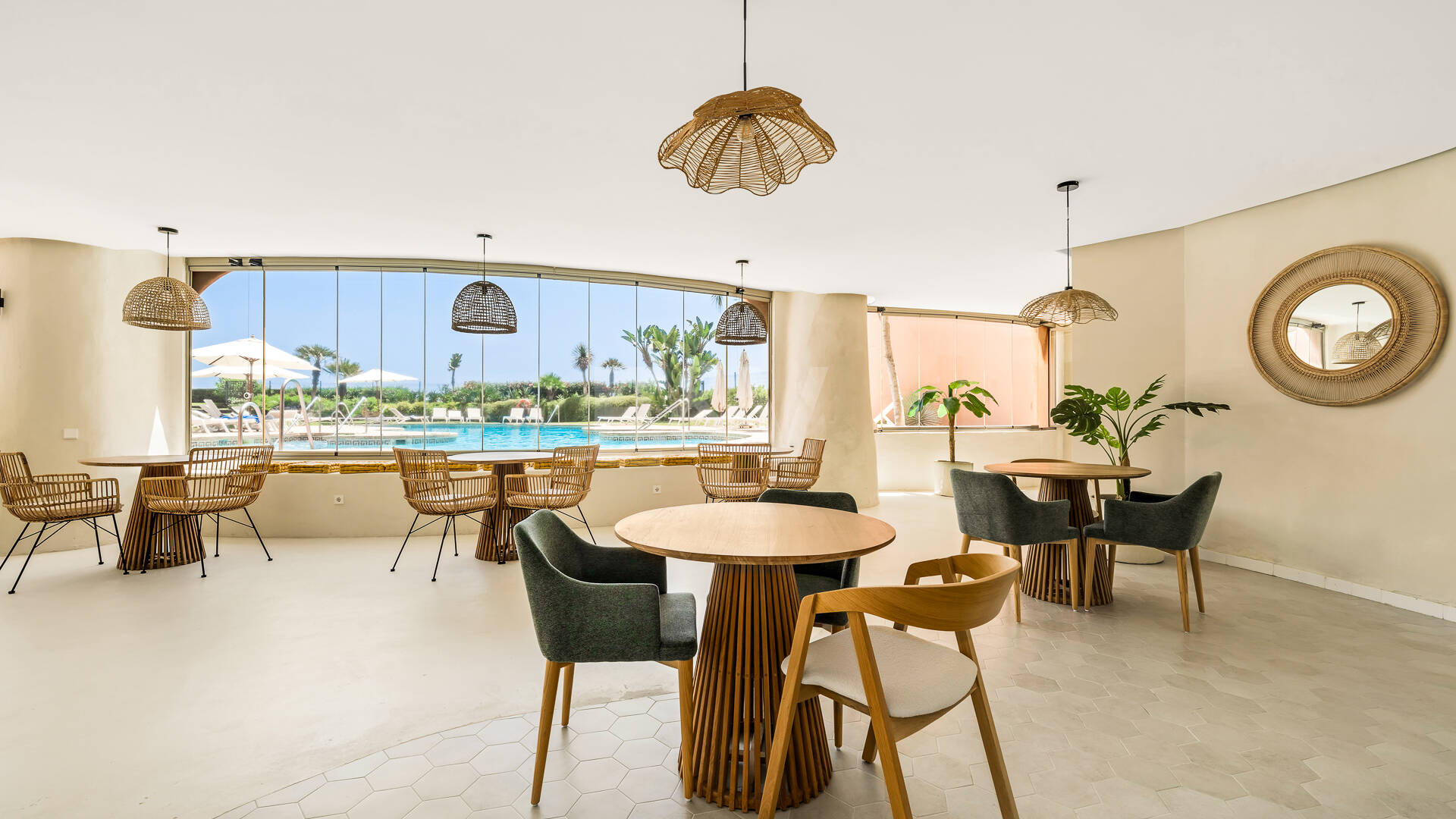 Duplex-Penthouse in erster Meereslinie in La Morera, Marbella Ost