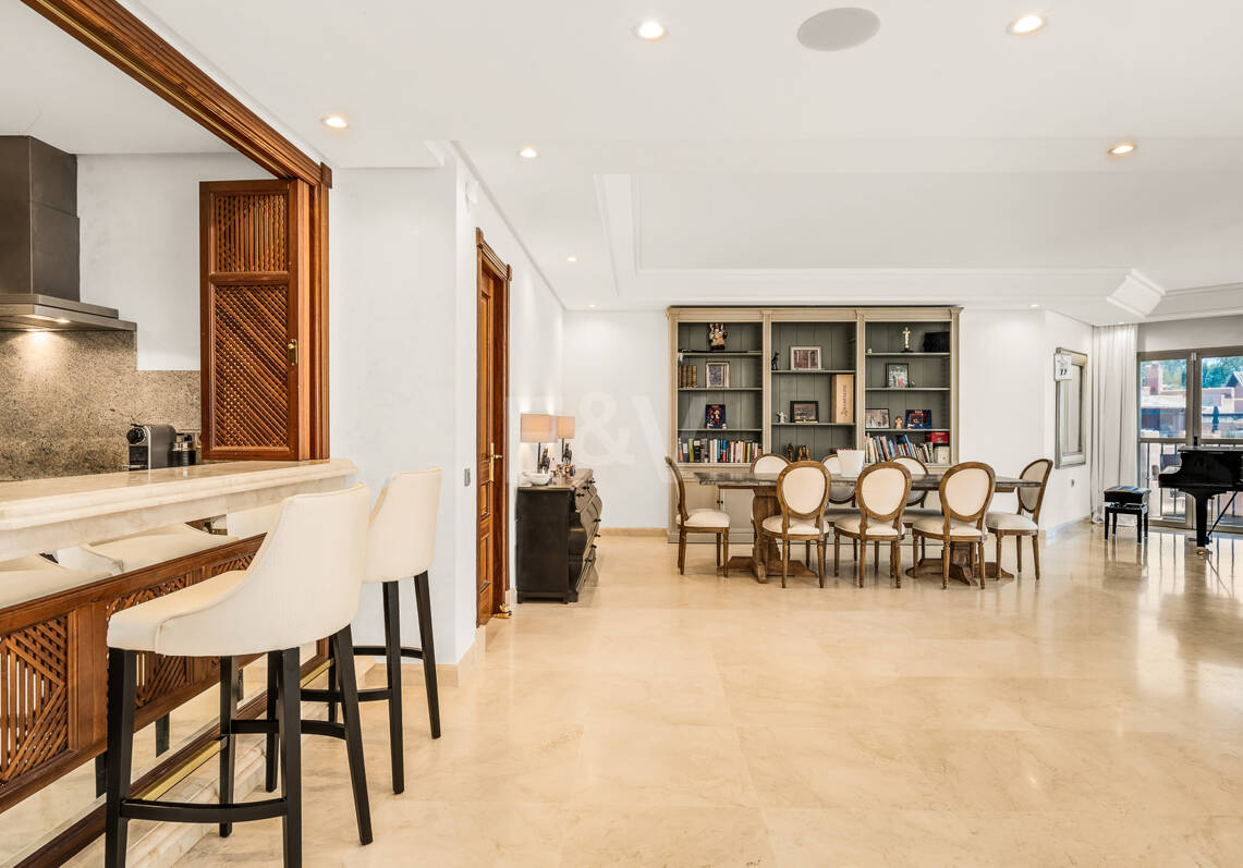 Duplex-Penthouse in erster Meereslinie in La Morera, Marbella Ost