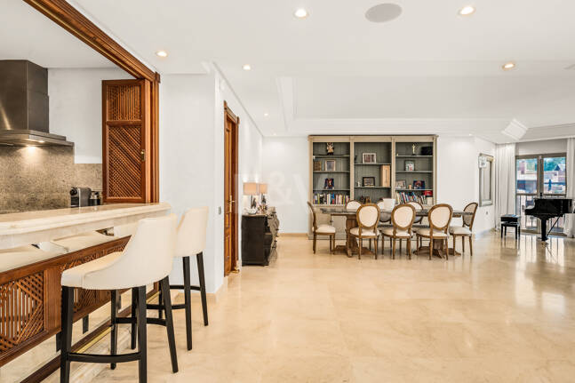 Duplex-Penthouse in erster Meereslinie in La Morera, Marbella Ost