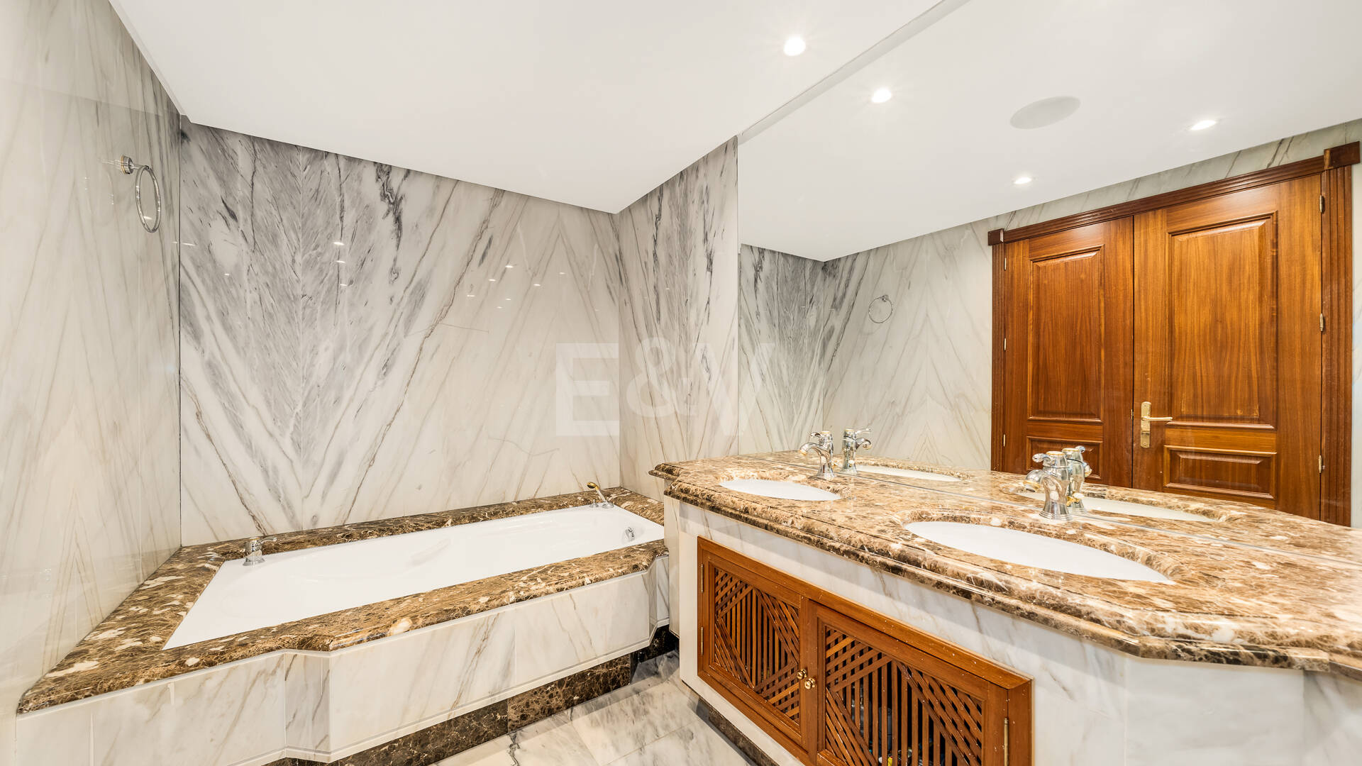 Duplex-Penthouse in erster Meereslinie in La Morera, Marbella Ost