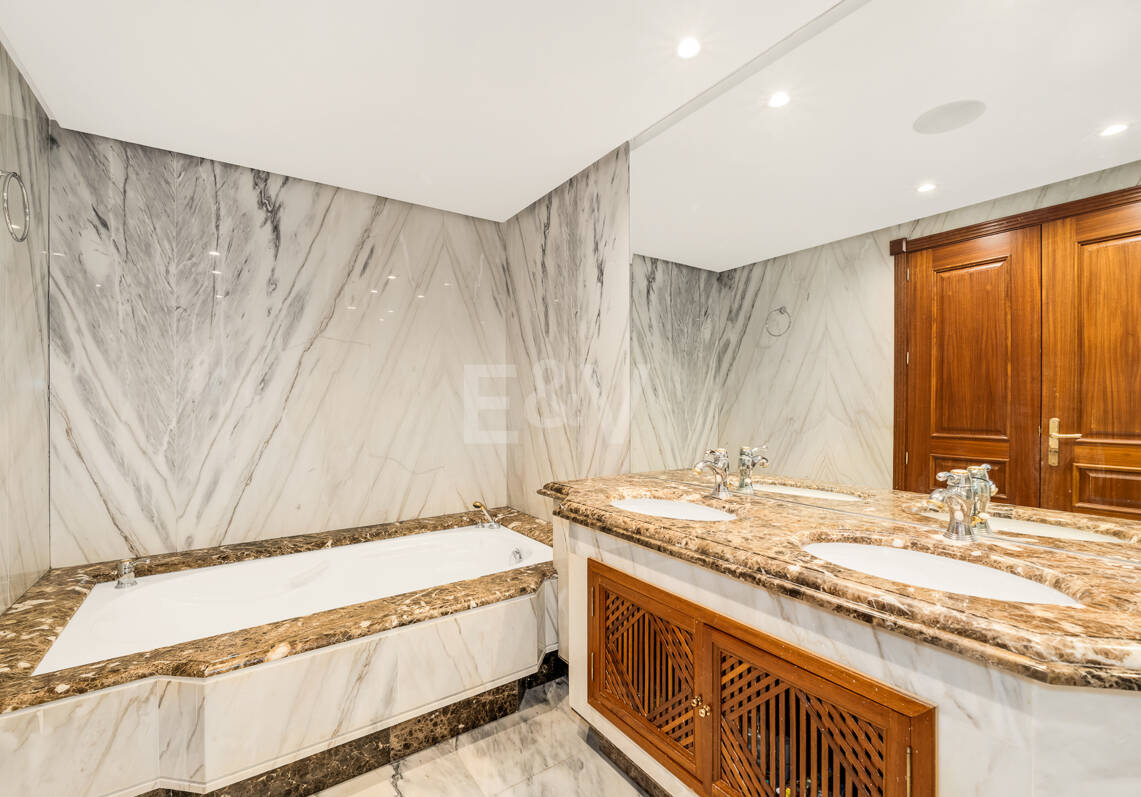 Duplex-Penthouse in erster Meereslinie in La Morera, Marbella Ost