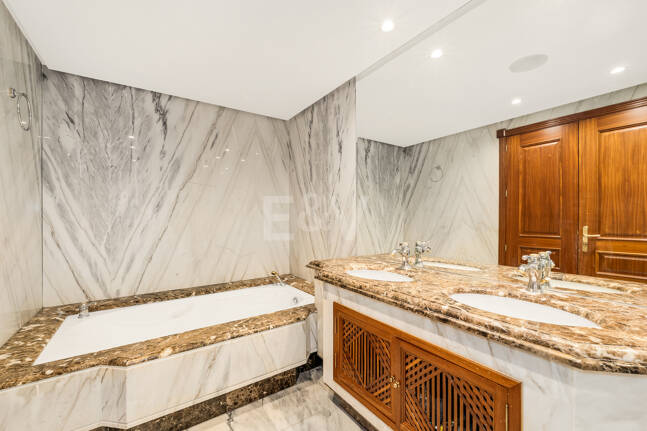 Duplex-Penthouse in erster Meereslinie in La Morera, Marbella Ost