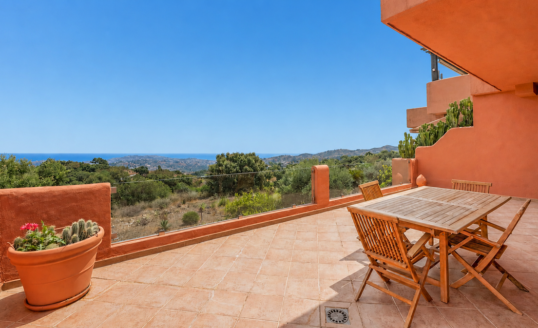 Elegant lägenhet i första våningen i den exklusiva Las Buganvillas bostadsområde i La Mairena, Marbella East, en privilegierad miljö omgiven...