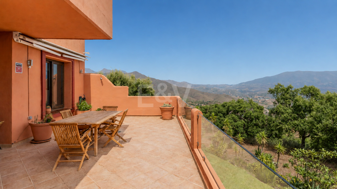 Peaceful retreat with sea views in La Mairena