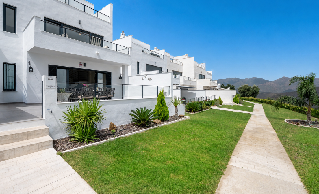 Descubra esta luminosa casa adosada en La Mairena-Marbella Este, rodeada de naturaleza y con unas vistas abiertas realmente preciosas. 

Al...
