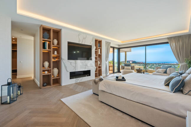 Lujoso ático dúplex con vistas panorámicas al mar y al golf en Nueva Andalucía