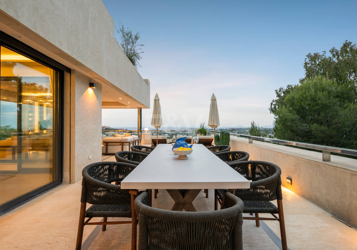 Lujoso ático dúplex con vistas panorámicas al mar y al golf en Nueva Andalucía