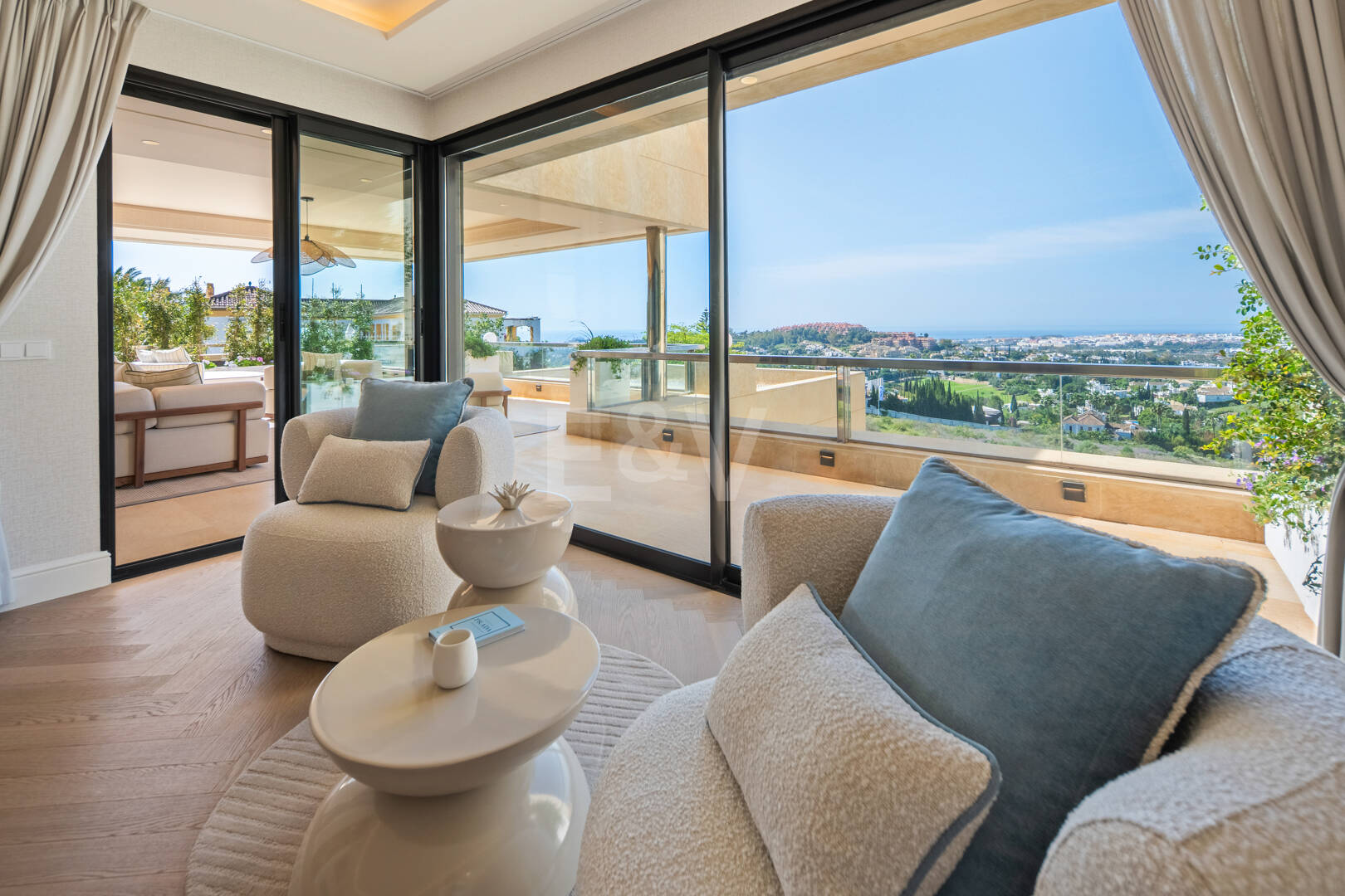 Lujoso ático dúplex con vistas panorámicas al mar y al golf en Nueva Andalucía