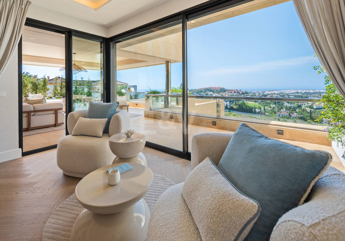 Lujoso ático dúplex con vistas panorámicas al mar y al golf en Nueva Andalucía