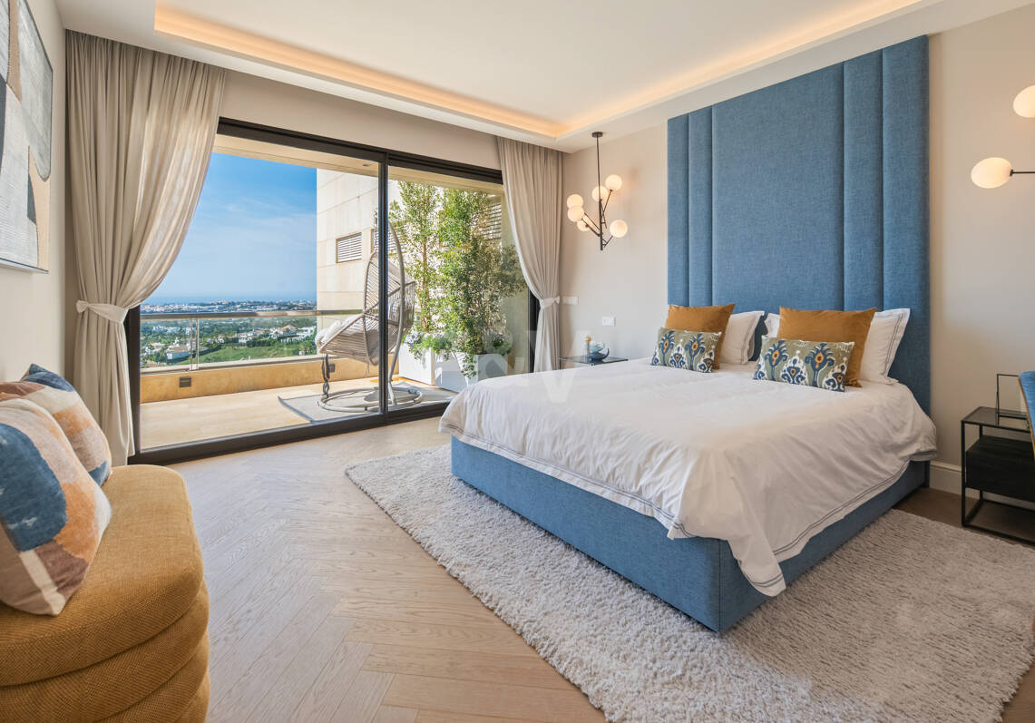 Lujoso ático dúplex con vistas panorámicas al mar y al golf en Nueva Andalucía