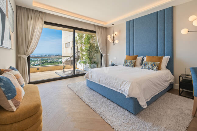 Lujoso ático dúplex con vistas panorámicas al mar y al golf en Nueva Andalucía