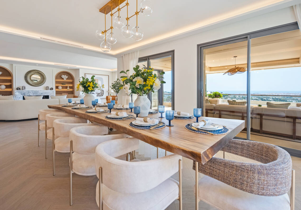 Lujoso ático dúplex con vistas panorámicas al mar y al golf en Nueva Andalucía