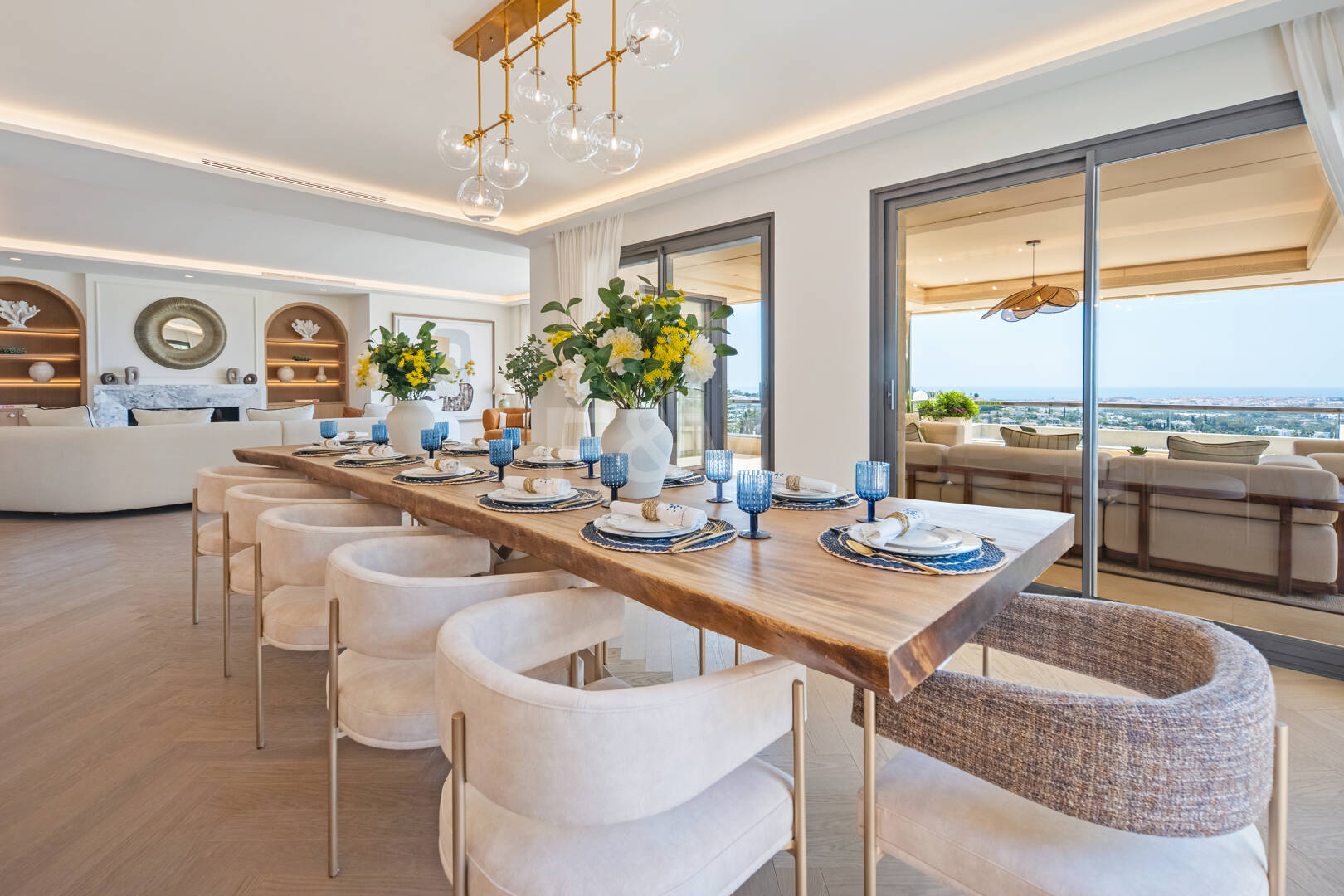 Lujoso ático dúplex con vistas panorámicas al mar y al golf en Nueva Andalucía