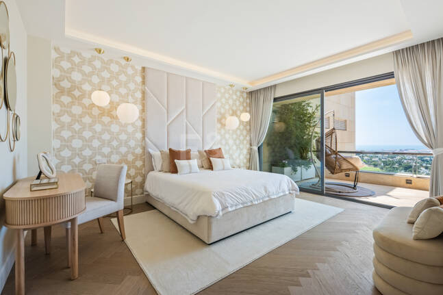 Lujoso ático dúplex con vistas panorámicas al mar y al golf en Nueva Andalucía