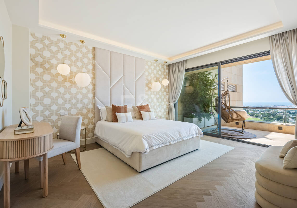 Lujoso ático dúplex con vistas panorámicas al mar y al golf en Nueva Andalucía