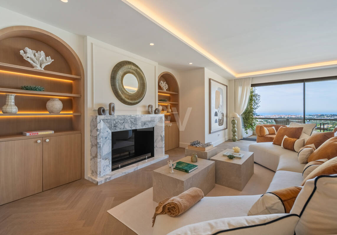 Lujoso ático dúplex con vistas panorámicas al mar y al golf en Nueva Andalucía
