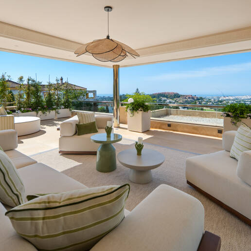 Lujoso ático dúplex con vistas panorámicas al mar y al golf en Nueva Andalucía