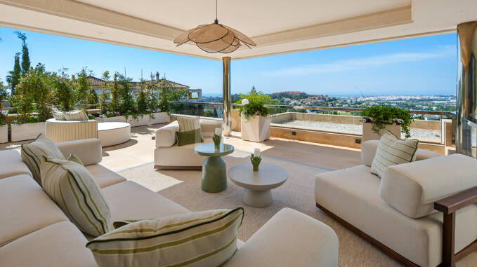 Lujoso ático dúplex con vistas panorámicas al mar y al golf en Nueva Andalucía