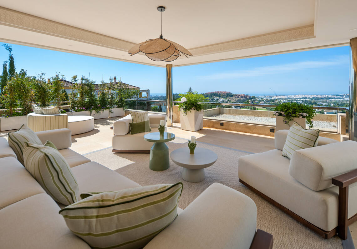 Lujoso ático dúplex con vistas panorámicas al mar y al golf en Nueva Andalucía