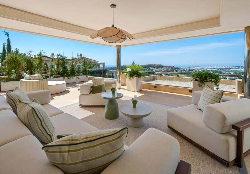 Lujoso ático dúplex con vistas panorámicas al mar y al golf en Nueva Andalucía