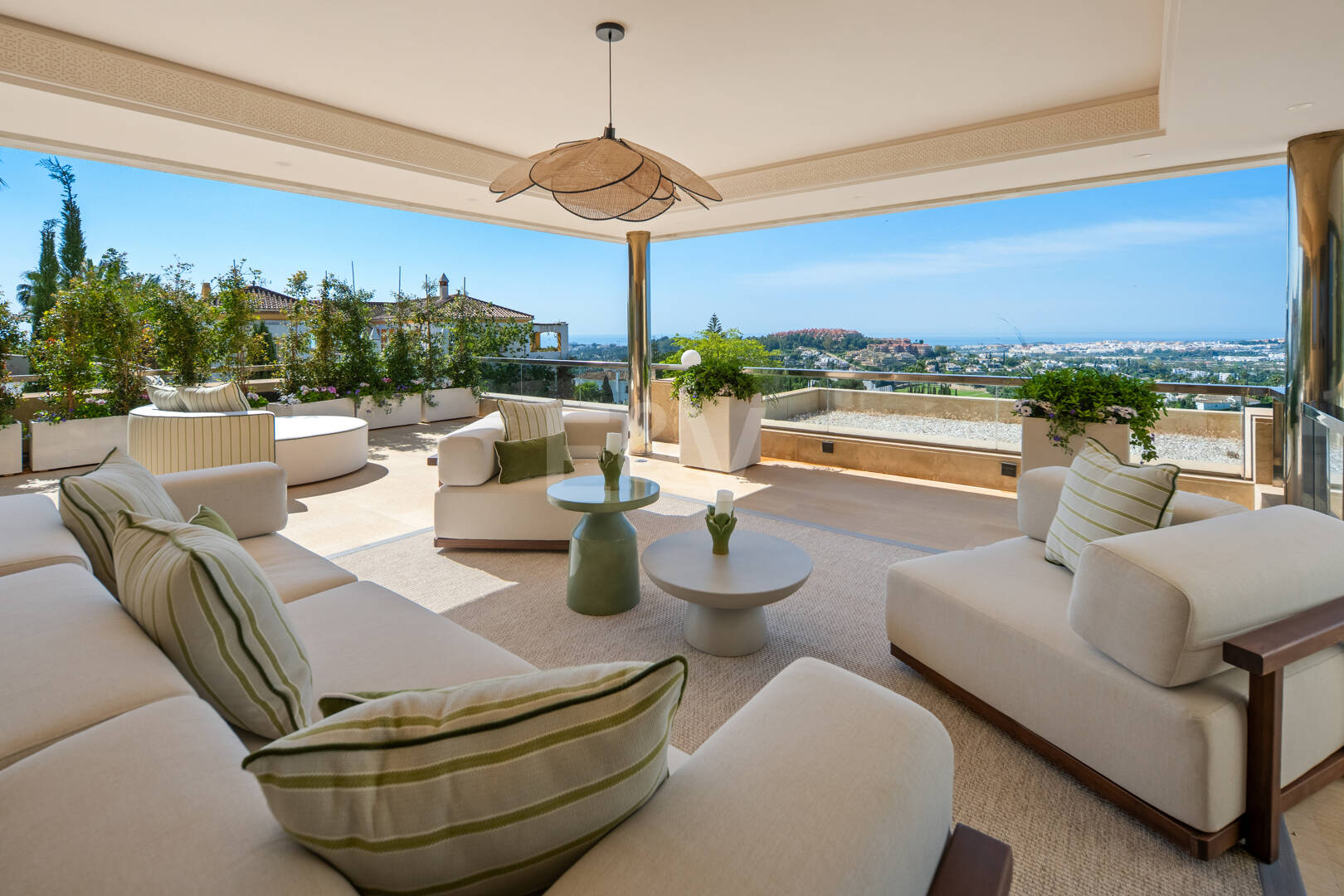 Lujoso ático dúplex con vistas panorámicas al mar y al golf en Nueva Andalucía