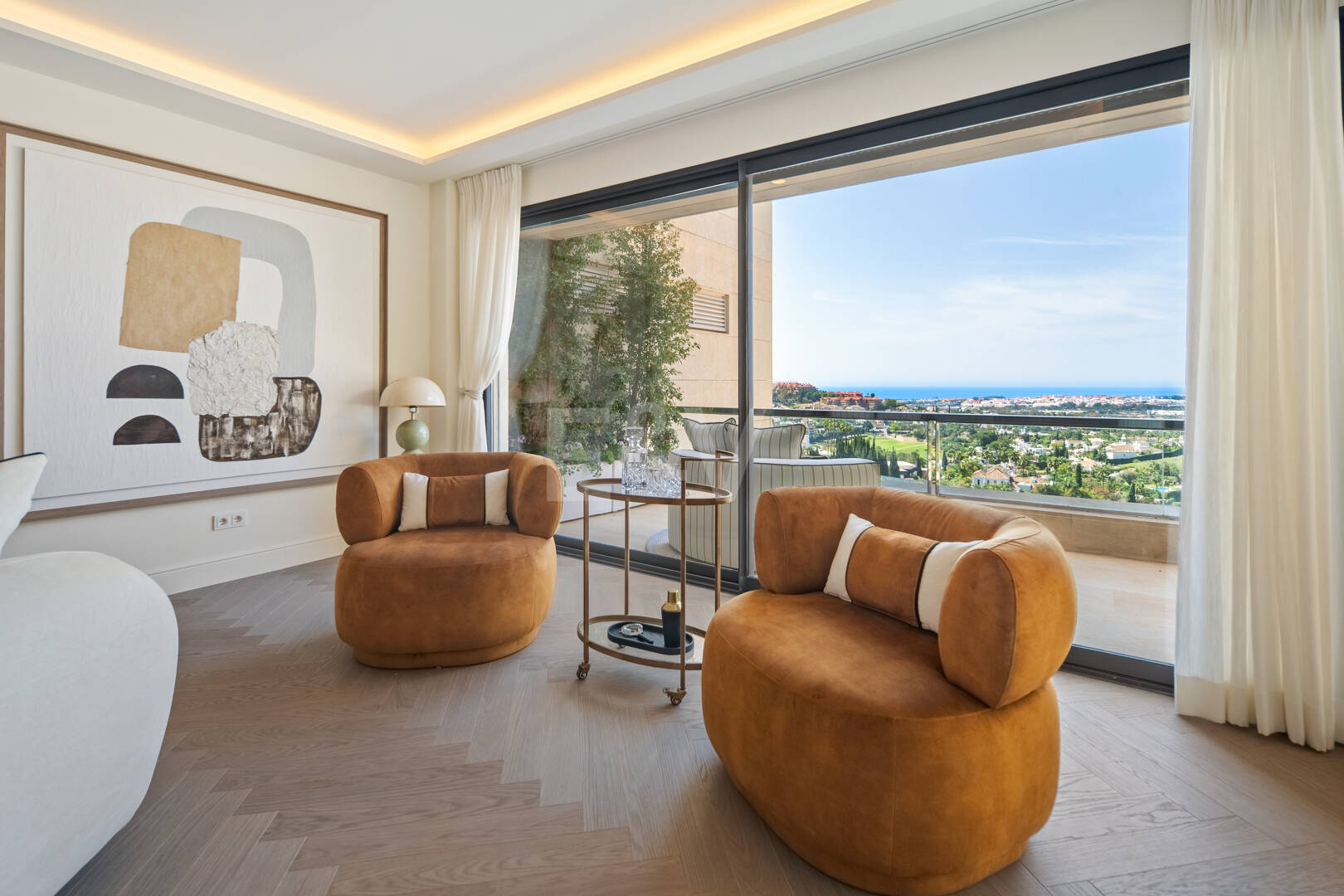 Lujoso ático dúplex con vistas panorámicas al mar y al golf en Nueva Andalucía