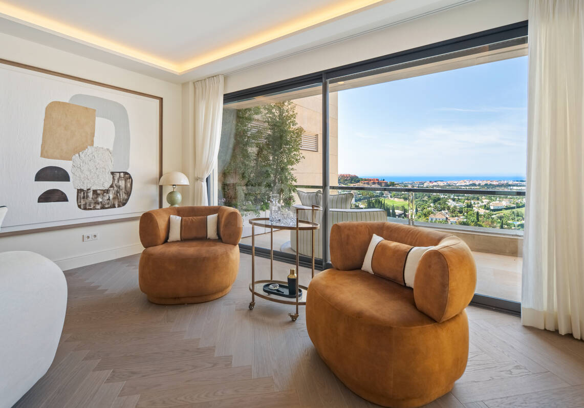 Lujoso ático dúplex con vistas panorámicas al mar y al golf en Nueva Andalucía