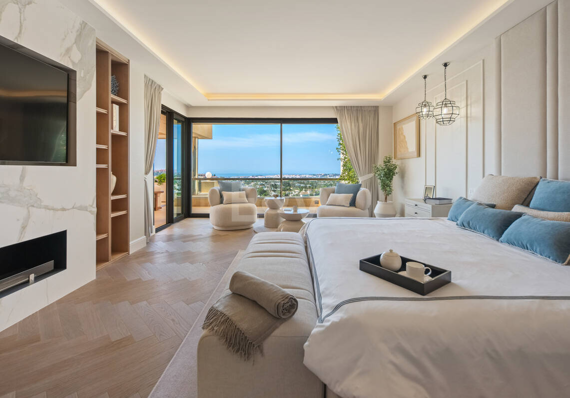 Lujoso ático dúplex con vistas panorámicas al mar y al golf en Nueva Andalucía