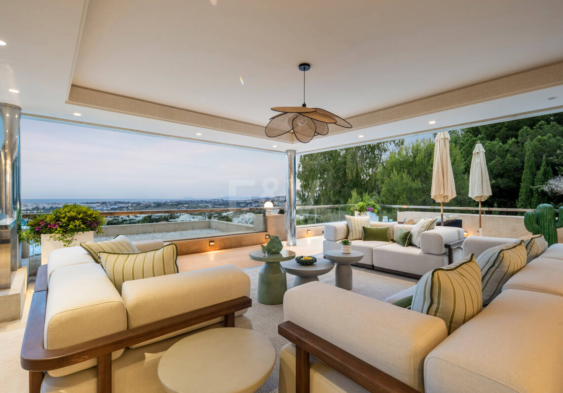 Lujoso ático dúplex con vistas panorámicas al mar y al golf en Nueva Andalucía