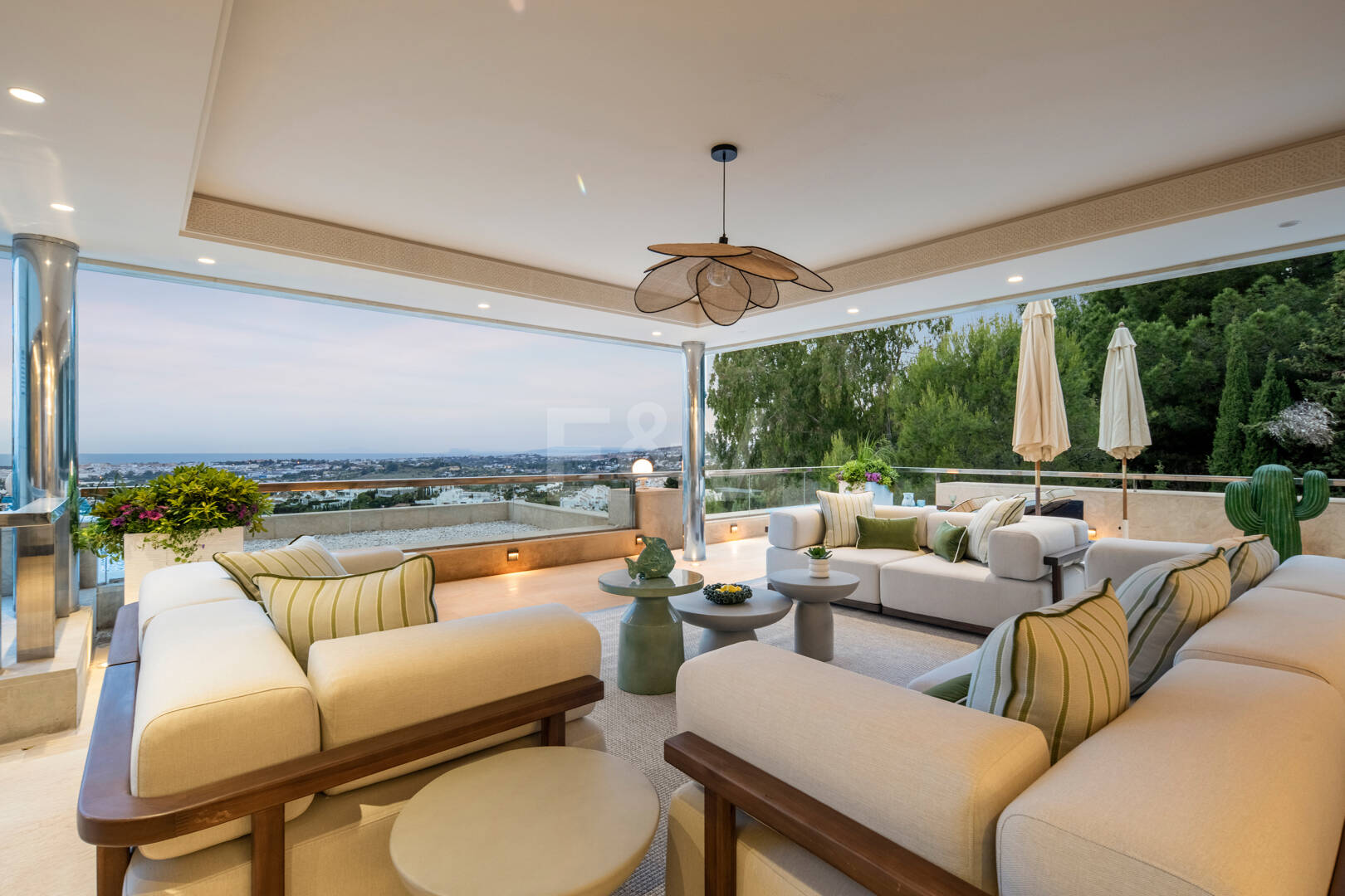 Lujoso ático dúplex con vistas panorámicas al mar y al golf en Nueva Andalucía