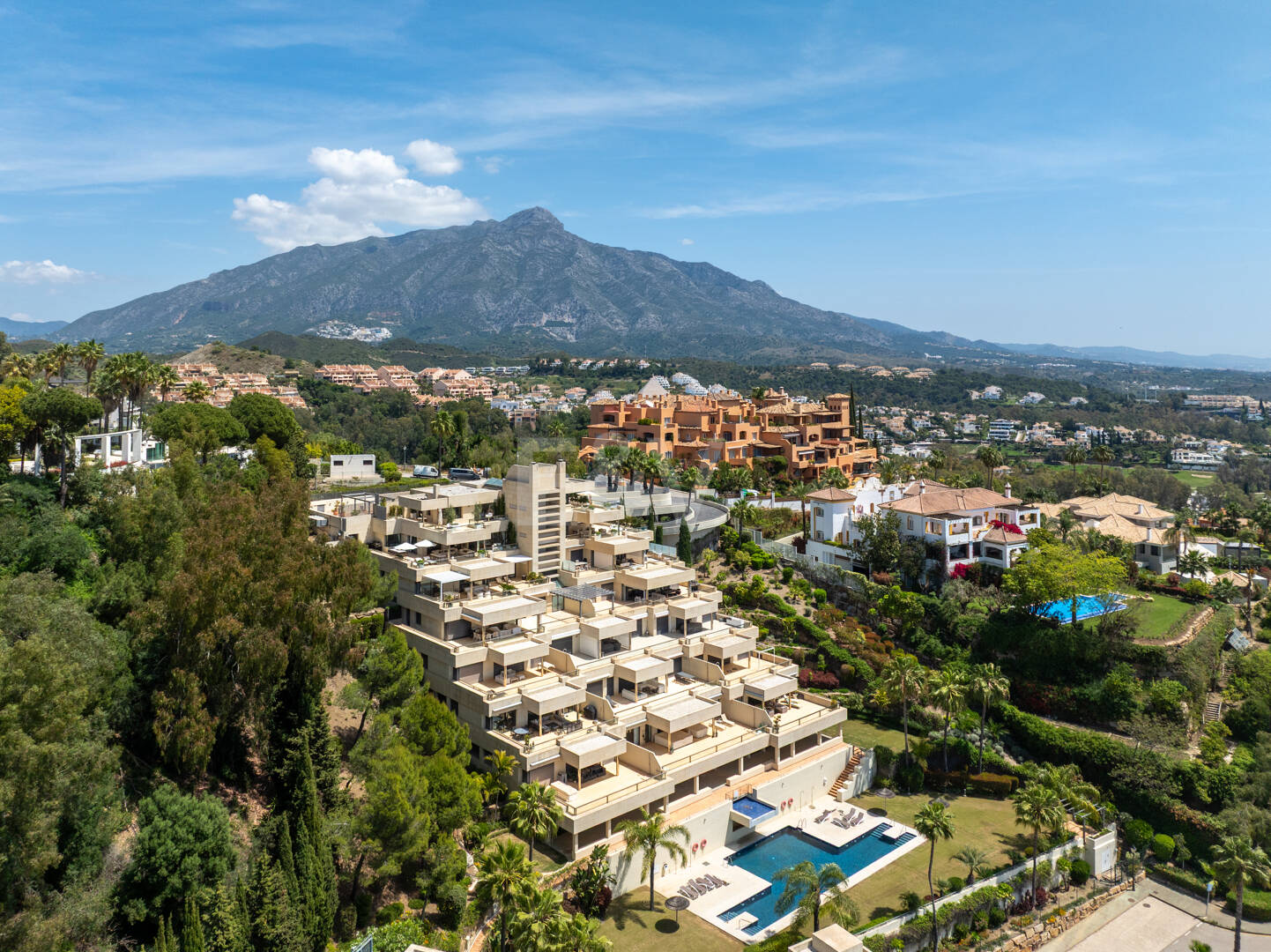 Lujoso ático dúplex con vistas panorámicas al mar y al golf en Nueva Andalucía