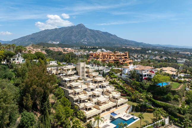 Lujoso ático dúplex con vistas panorámicas al mar y al golf en Nueva Andalucía