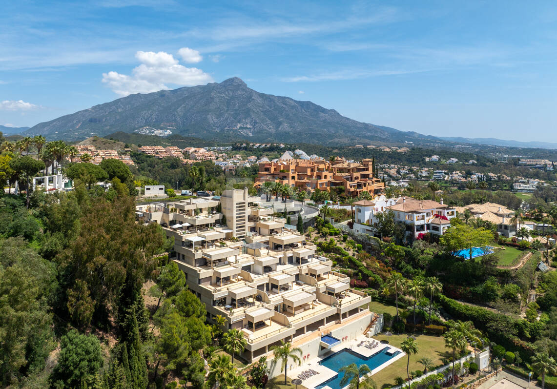 Lujoso ático dúplex con vistas panorámicas al mar y al golf en Nueva Andalucía