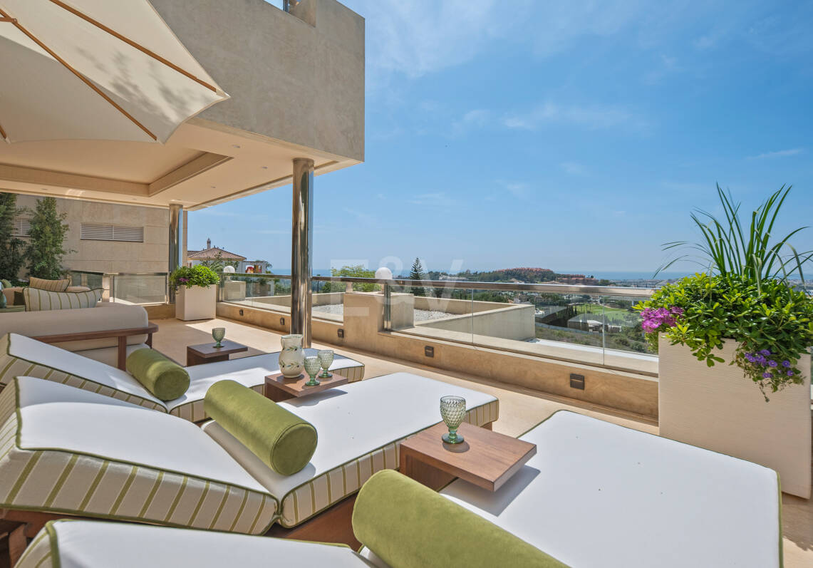 Lujoso ático dúplex con vistas panorámicas al mar y al golf en Nueva Andalucía