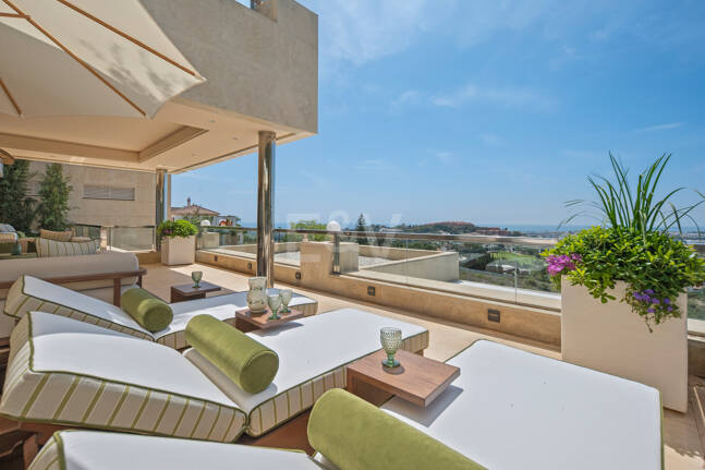 Lujoso ático dúplex con vistas panorámicas al mar y al golf en Nueva Andalucía