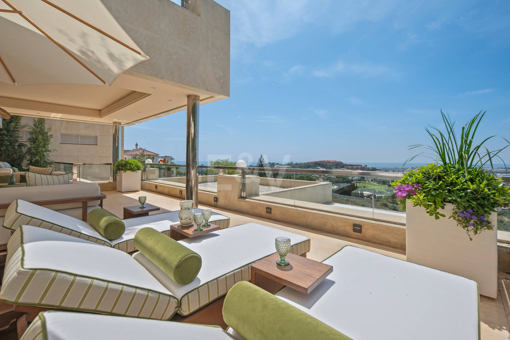 Lujoso ático dúplex con vistas panorámicas al mar y al golf en Nueva Andalucía